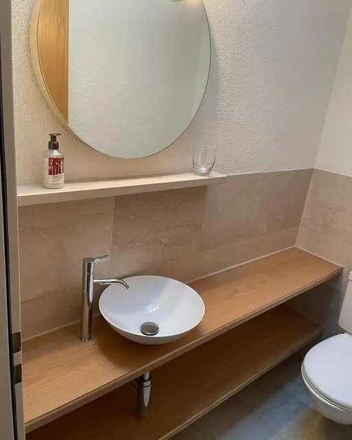 Aufsatzbecken auf Holzablage