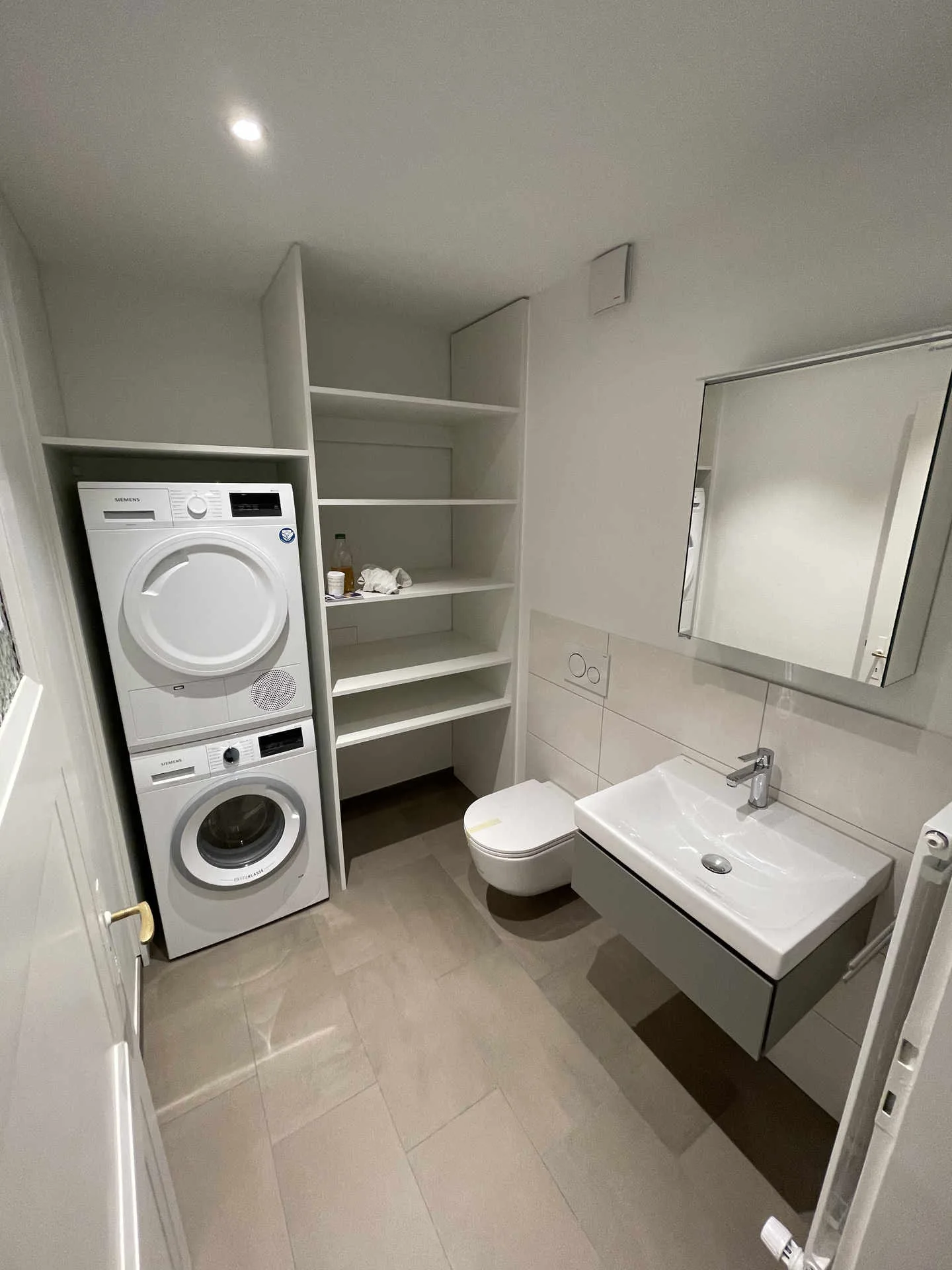 Waschraum mit Waschturm, Waschtisch und Hänge-WC nach der Übergabe